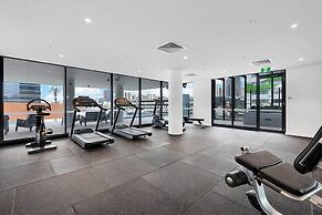 2BR Utopia Fortitude Valley Pool Rooftop King bed