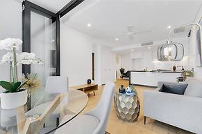 2BR Utopia Fortitude Valley Pool Rooftop King bed