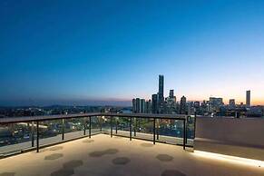 2BR Utopia Fortitude Valley Pool Rooftop King bed