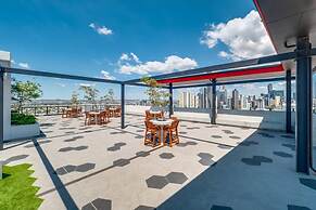 2BR Utopia Fortitude Valley Pool Rooftop King bed