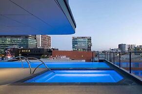 2BR Utopia Fortitude Valley Pool Rooftop King bed
