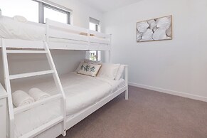 3BR Lux Beachfront Escape - Pool Gym King bed