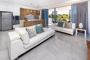 3BR Lux Beachfront Escape - Pool Gym King bed