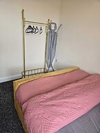 Charming Wolverhampton Apartment With Private Entrance