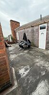 Charming Wolverhampton Apartment With Private Entrance