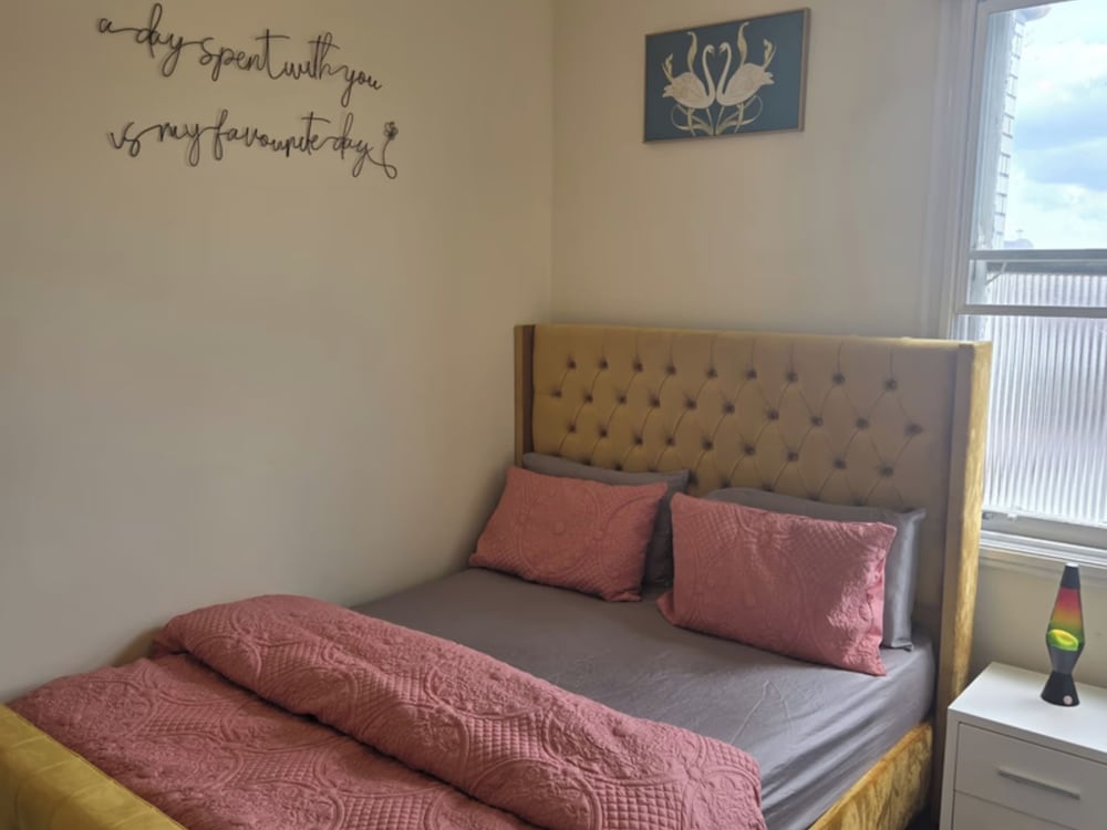 Charming Wolverhampton Apartment With Private Entrance