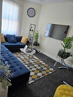 Charming Wolverhampton Apartment With Private Entrance