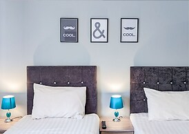 Group Stay Deasls on Outfield 5BR House w 10 Beds