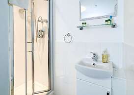 Group Stay Deasls on Outfield 5BR House w 10 Beds