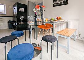 Group Stay Deasls on Outfield 5BR House w 10 Beds