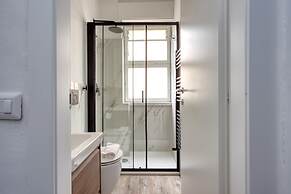 JOIVY Elegant Double Studios near Subway Station