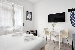 JOIVY Elegant Double Studios near Subway Station