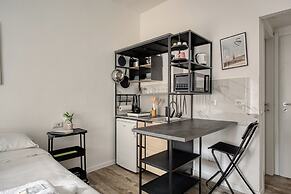 JOIVY Elegant Double Studios near Subway Station