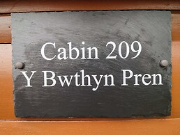 Y Bwthyn Pren, Cabin 209,