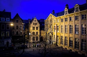 A place - Vrijdagmarkt 1