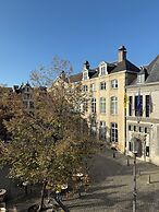 A place - Vrijdagmarkt 1