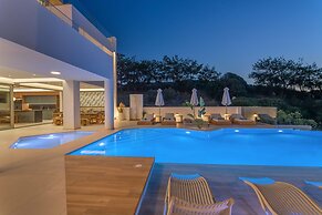 Luxurious Villa Selestine - With Private Pool