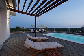 Luxury Escape With Swimming Pool & Modern Design