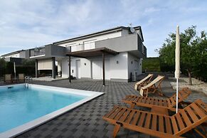 Luxury Escape With Swimming Pool & Modern Design