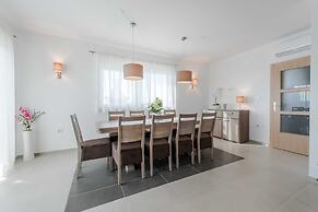 Luxury Escape With Swimming Pool & Modern Design
