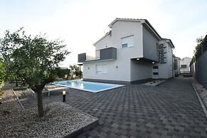 Luxury Escape With Swimming Pool & Modern Design