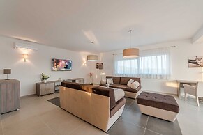 Luxury Escape With Swimming Pool & Modern Design