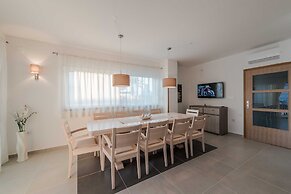 Luxury Escape With Swimming Pool & Modern Design