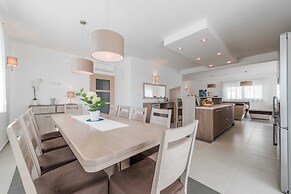 Luxury Escape With Swimming Pool & Modern Design