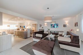 Luxury Escape With Swimming Pool & Modern Design