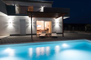 Luxury Escape With Swimming Pool & Modern Design