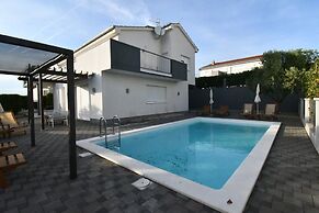 Luxury Escape With Swimming Pool & Modern Design