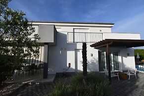 Luxury Escape With Swimming Pool & Modern Design