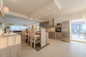 Luxury Escape With Swimming Pool & Modern Design