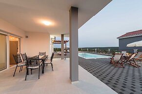 Luxury Escape With Swimming Pool & Modern Design