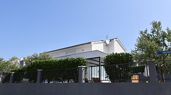 Luxury Escape With Swimming Pool & Modern Design