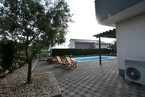 Luxury Escape With Swimming Pool & Modern Design