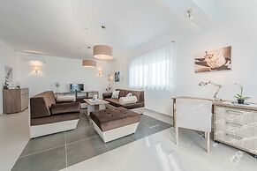 Luxury Escape With Swimming Pool & Modern Design