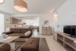 Luxury Escape With Swimming Pool & Modern Design