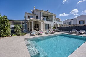 Villa Aria With Heated Pool and Whirlpool
