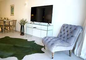 Spacious 2BR in Oxford 212 by Bespoke