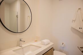 w Elegant 2BR Apartment in Miraflores Steps From Larcomar