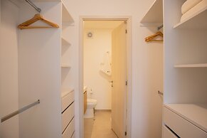 w Elegant 2BR Apartment in Miraflores Steps From Larcomar
