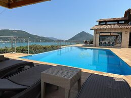 Smaragdine Blue Villa