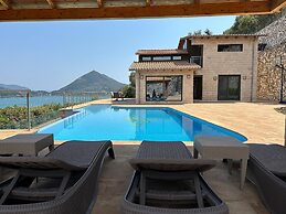 Smaragdine Blue Villa