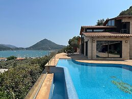 Smaragdine Blue Villa
