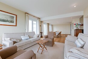 Huswell - Stunning Views Prime Location