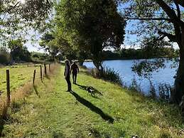 Cotswolds Lakeside Home-Summer Lake