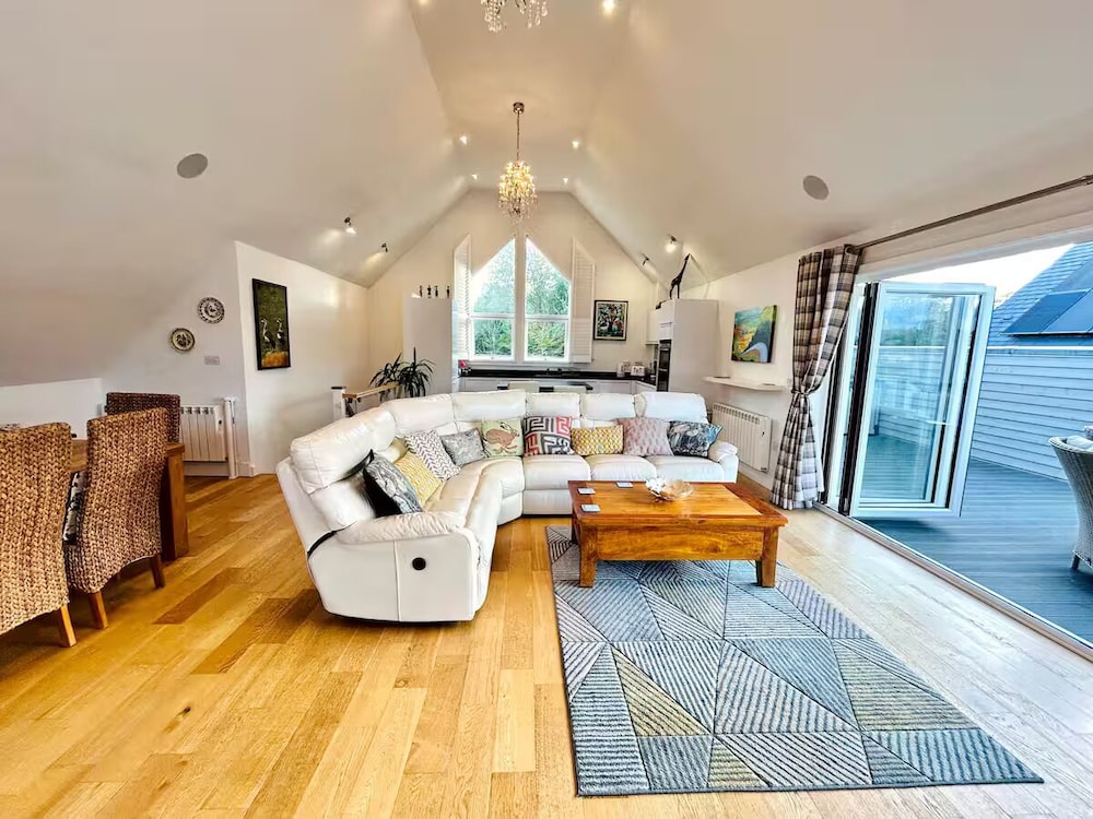 Cotswolds Lakeside Home-Summer Lake