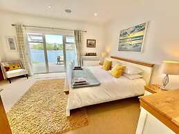 Cotswolds Lakeside Home-Summer Lake
