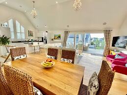 Cotswolds Lakeside Home-Summer Lake